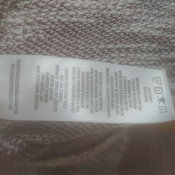 Calvin Klein sweater. - Picture 4 of 6